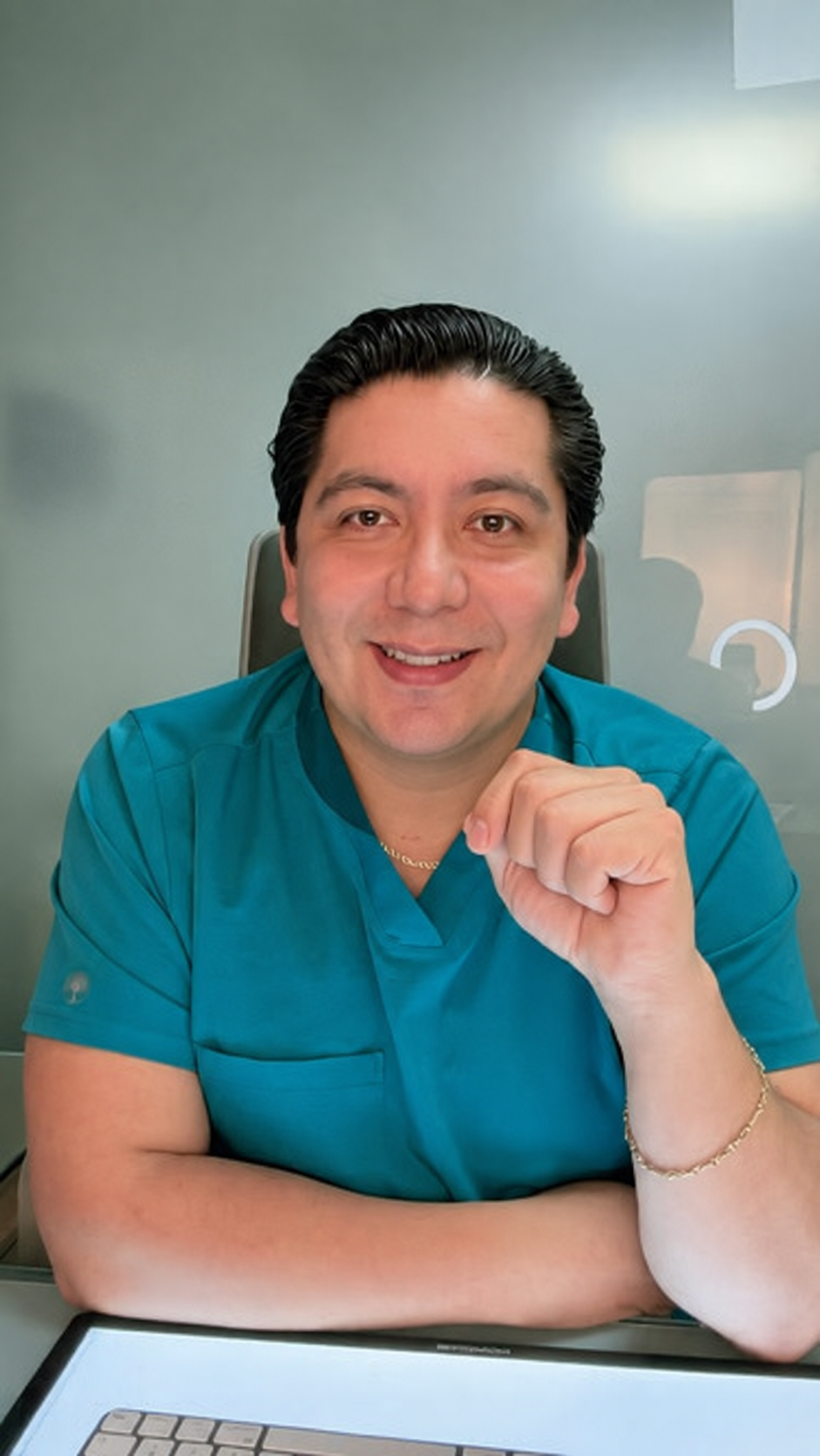 Dr. Abinadab Domínguez en Vinden Odontología